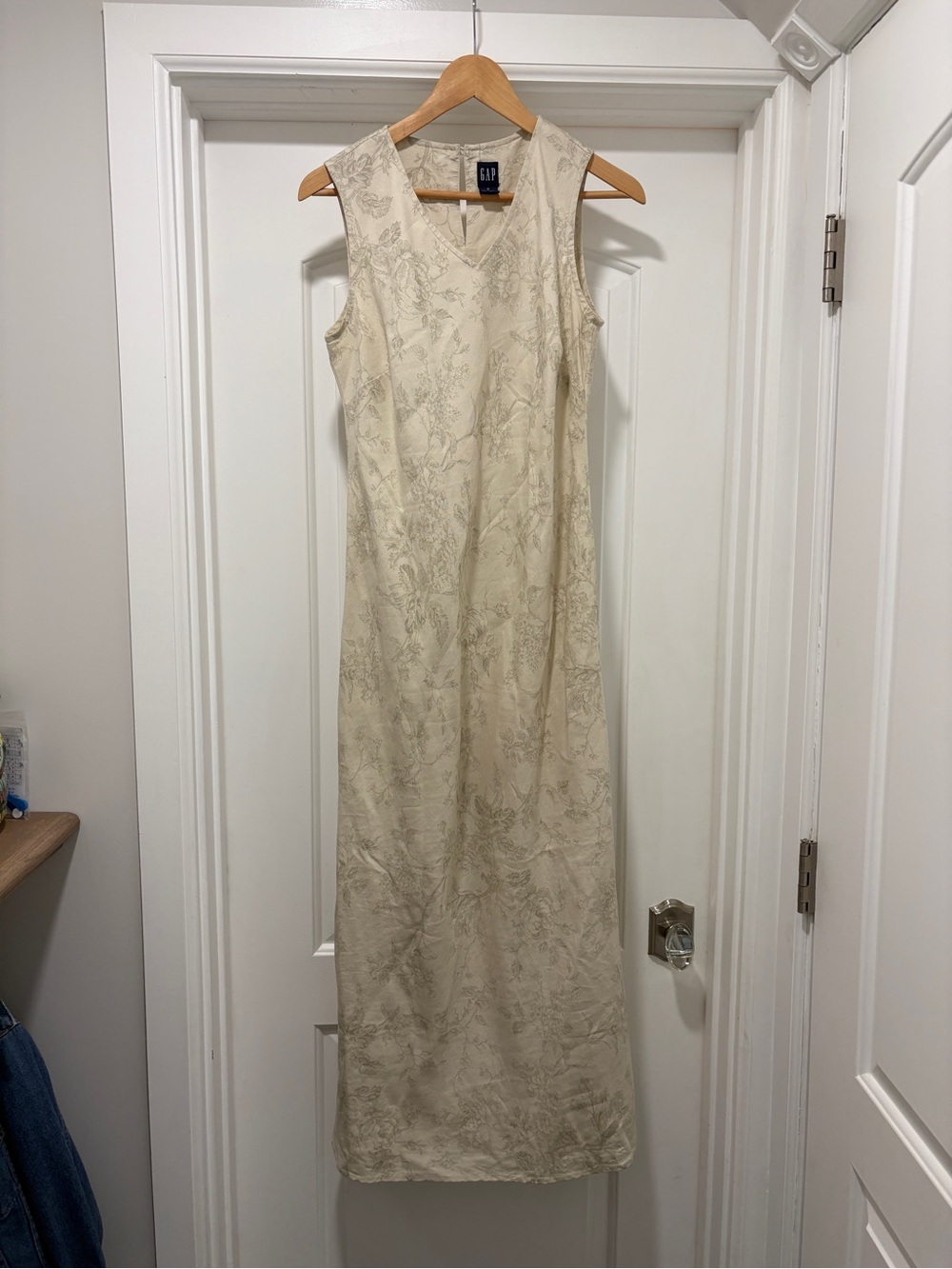 GAP Cream Sleeveless V-Neck Maxi Dress with Subtle Floral Pattern